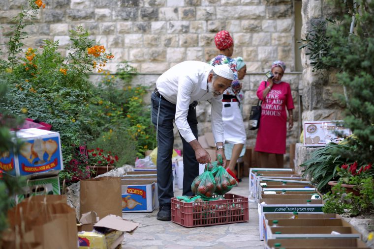 קירוב לבבות בעזרת תרומות לנזקקים